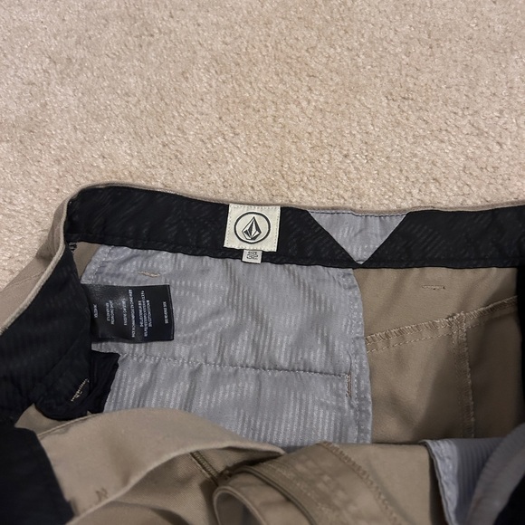 Men’s Volcom Shorts - Picture 4 of 8